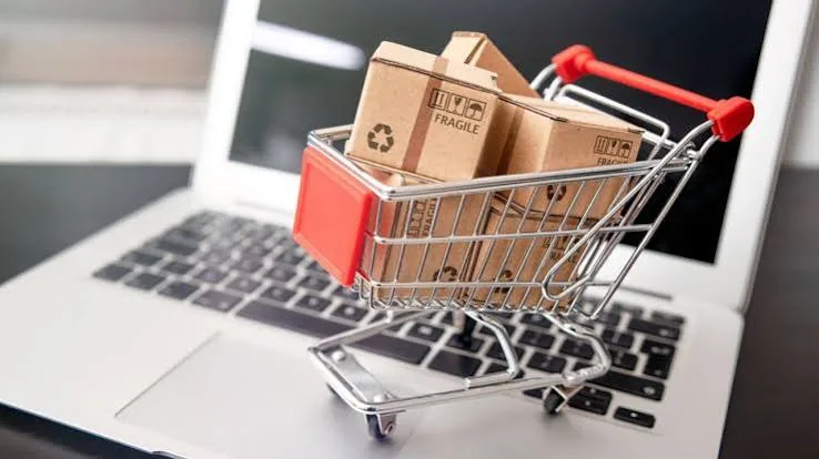Esempio di e-commerce personale TecnoWeb: carrello della spesa su un portatile, a simboleggiare un negozio online pronto all'uso